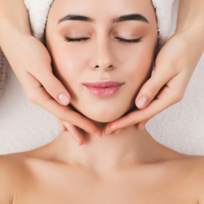 Nainen nauttii kasvohoidosta